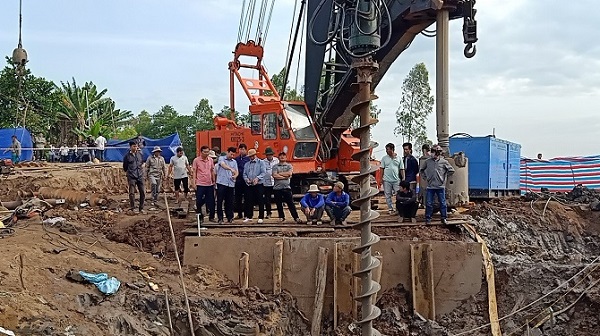 Vụ bé trai lọt vào trụ bê tông sâu 35m: Dự kiến sáng nay hoàn thành cứu hộ

