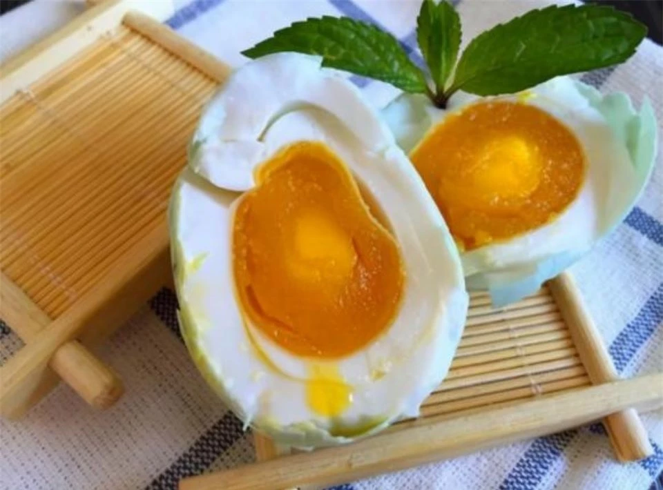 Những tác dụng phụ của trứng vịt muối với sức khỏe