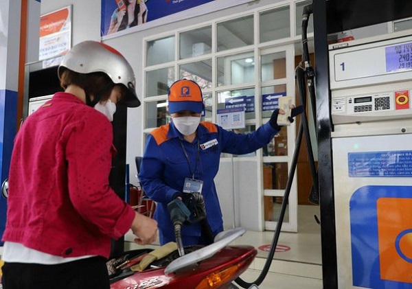 Tiếp tục tăng giá, xăng RON 95-III vượt mốc 22.000 đồng/lít
