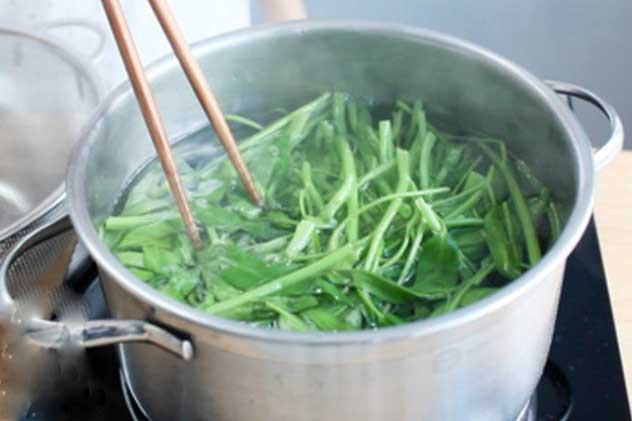 Luộc bất cứ loại rau nào cũng cần tránh điều đại kị này kẻo "rửa trôi" hết dinh dưỡng