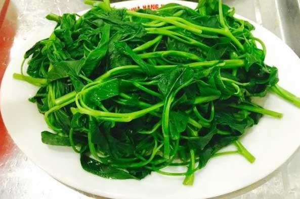 Bất kể rau luộc hay xào chỉ cần thêm vài giọt chanh vào nồi là rau xanh mướt, ngon giòn sần sật