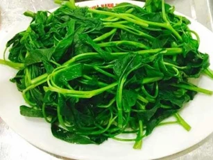 Bất kể rau luộc hay xào chỉ cần thêm vài giọt chanh vào nồi là rau xanh mướt, ngon giòn sần sật