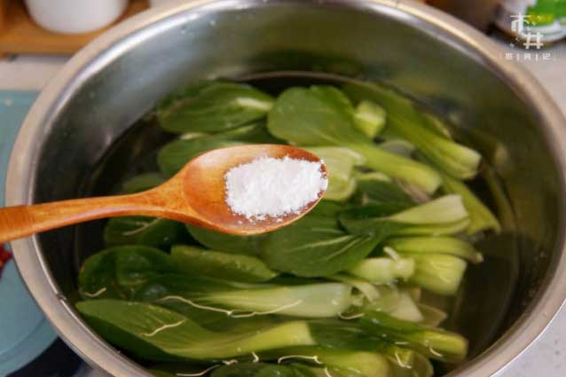 Ngâm rau củ với nước muối để loại bỏ hóa chất: Ai cũng làm nhưng chuyên gia lại phản đối