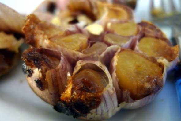 Nướng 1 tép tỏi rồi ăn, bạn sẽ nhận thấy sự thay đổi kì diệu của cơ thể chỉ sau 24 giờ