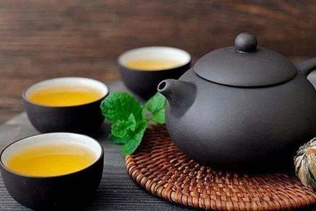 Những 'đại kỵ' khi uống trà có thể khiến bạn tụt huyết áp, thậm chí gây nghiện