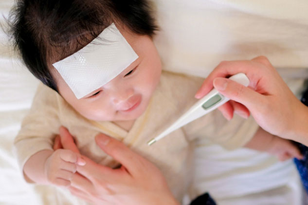 7 sai lầm của cha mẹ khi chăm sóc trẻ bị sốt
