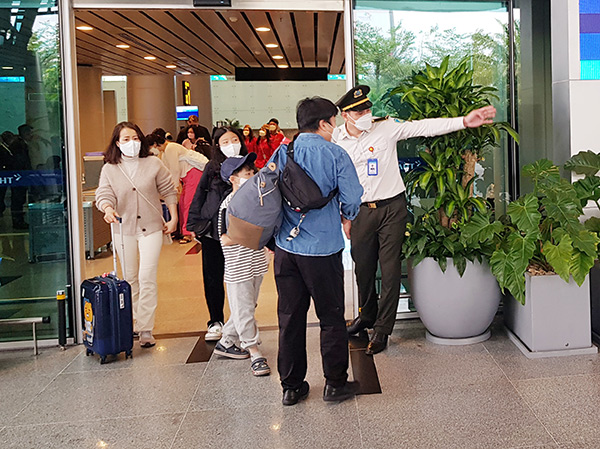Lực lượng an ninh hàng không hướng dẫn cho hành khách hạ cánh sân bay Đà Nẵng