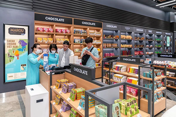 Cửa hàng miễn thuế trong nội địa đầu tiên tại Việt Nam vừa được Lotte Duty Free đã khai trương cửa hàng miễn thuế trong nội địa Lotte Duty Free tại tầng 2 Trung tâm thương mại VV Mall (lô số 8 đường Võ Nguyên Giáp, phường Khuê Mỹ, quận Ngũ Hành Sơn, Đà Nẵng). 