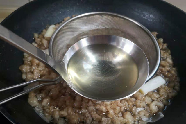 Rán mỡ lợn nhớ cho thêm vài hạt này vào: Mỡ trắng tinh, không lo bắn