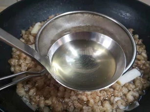 Rán mỡ lợn nhớ cho thêm vài hạt này vào: Mỡ trắng tinh, không lo bắn