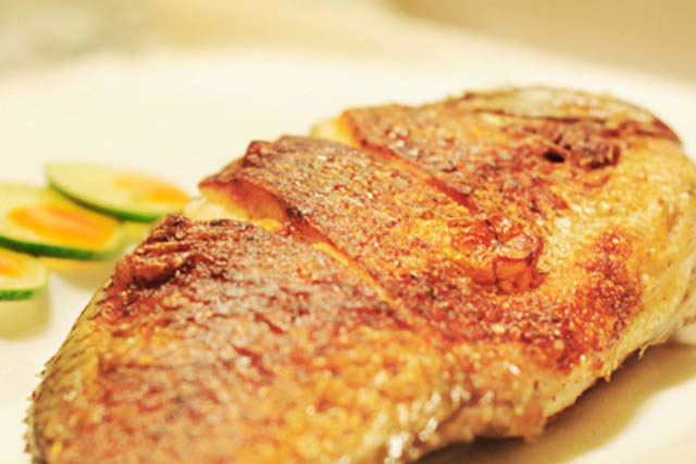 Rán cá đừng vội thả ngay vào chảo: Làm thêm bước này cá không dính chảo, giòn tan không lo vỡ nát