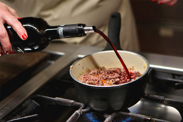 Bất ngờ với những công dụng tuyệt vời trong nấu ăn của rượu, các chị em nên lưu lại