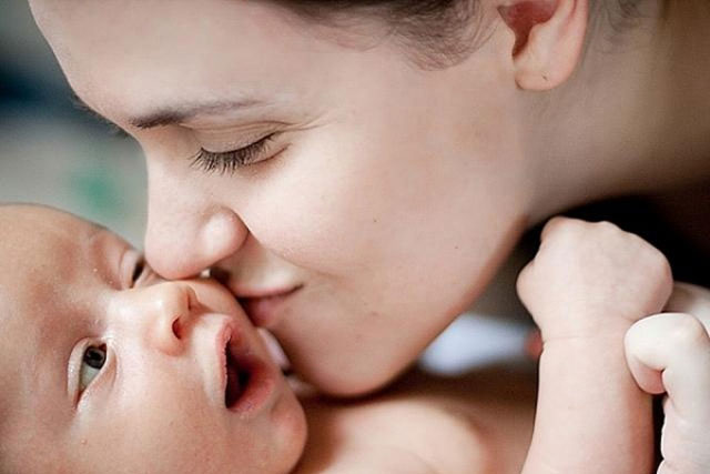 6 tác hại khi cưng nựng vuốt má, thơm hôn trẻ nhỏ