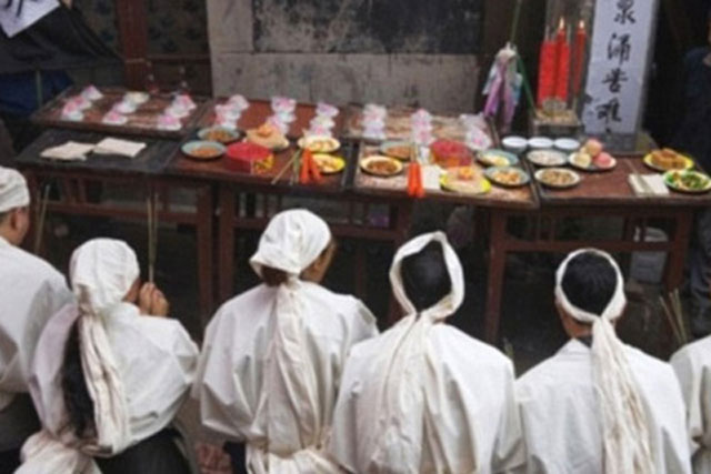 Tổ Tiên dạy: 'Đám cưới không tặng ô, đám tang không đưa tiền phúng sau', đưa tiền phúng sau thì sao?