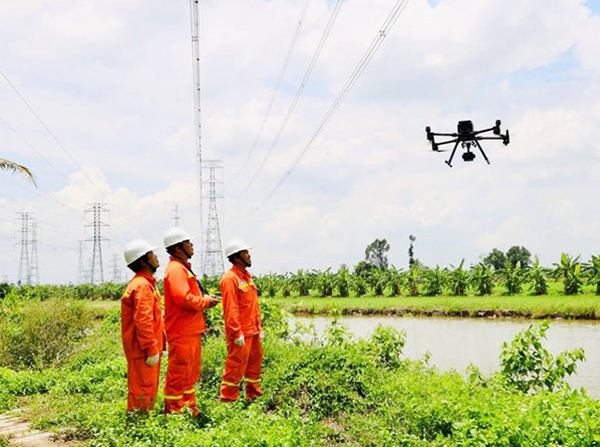 Đội Quản lý vận hành Lưới điện cao thế (PC Đà Nẵng) sử dụng flycam trong kiểm tra vận hành lưới điện