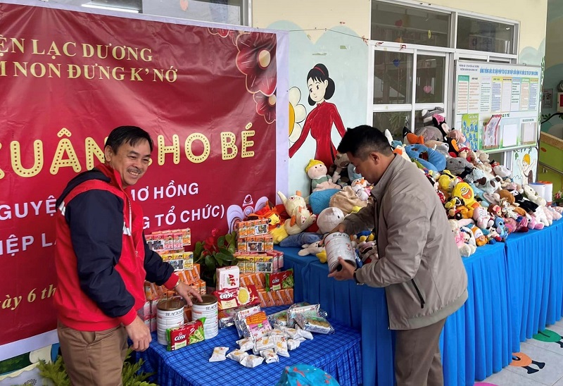Ban tổ chức chuẩn bị các gian hàng cho Hội chợ Xuân tại Trường Mầm non Đưng K'Nớ.