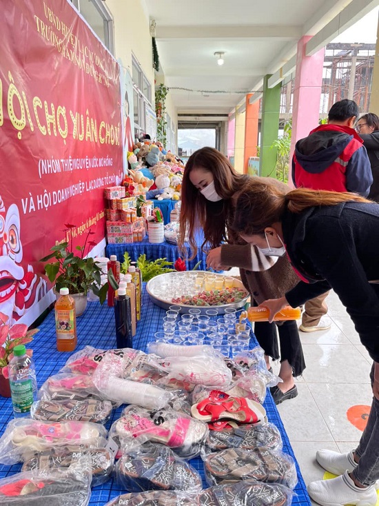 Các thức uống các cháu yêu thích cũng được các tình nguyện viên chuẩn bị chu đáo.