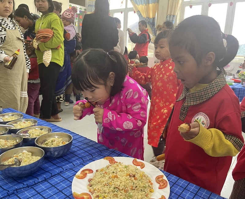Các món ăn được đoàn chuẩn bị chu đáo.