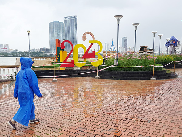 Đà Nẵng: Khẩn trương thi công đường hoa bên sông Hàn đón xuân Quý Mão 2023 