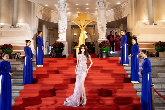 Diện váy cắt xẻ hiểm hóc, Á hậu Chế Nguyễn Quỳnh Châu chiếm spotlight tại sự kiện Ảnh 1