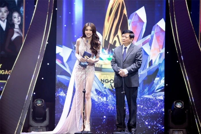 Diện váy cắt xẻ hiểm hóc, Á hậu Chế Nguyễn Quỳnh Châu chiếm spotlight tại sự kiện Ảnh 4