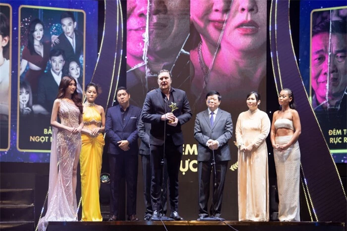 Diện váy cắt xẻ hiểm hóc, Á hậu Chế Nguyễn Quỳnh Châu chiếm spotlight tại sự kiện Ảnh 5