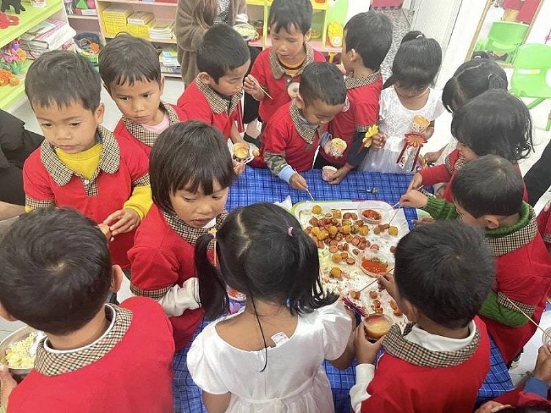 Hội Doanh nghiệp Lạc Dương tổ chức Hội chợ Xuân cho trẻ mầm non vùng khó