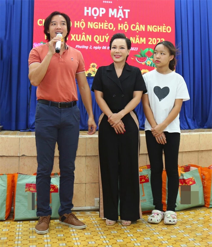 Vợ chồng Việt Hương xúc động tặng quà tết cho bà con nghèo Ảnh 1