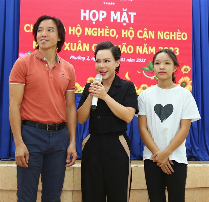 Vợ chồng Việt Hương xúc động tặng quà tết cho bà con nghèo Ảnh 2