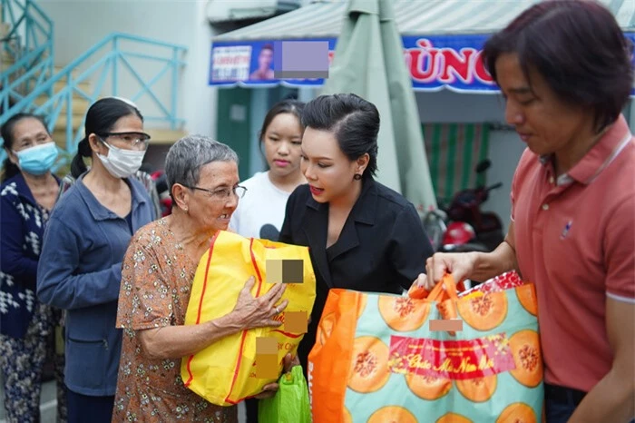 Vợ chồng Việt Hương xúc động tặng quà tết cho bà con nghèo Ảnh 4