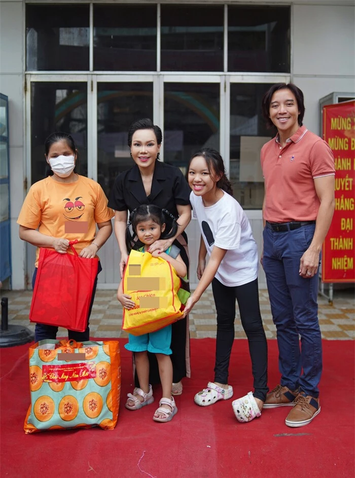Vợ chồng Việt Hương xúc động tặng quà tết cho bà con nghèo Ảnh 5