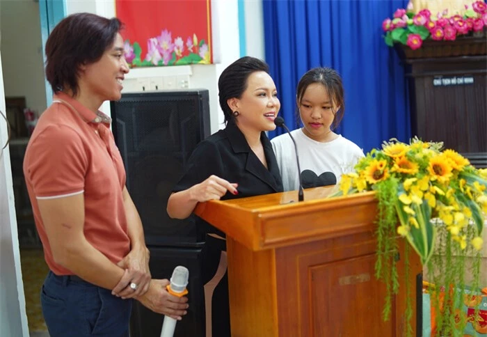 Vợ chồng Việt Hương xúc động tặng quà tết cho bà con nghèo Ảnh 7