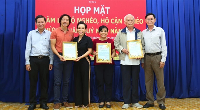 Vợ chồng Việt Hương xúc động tặng quà tết cho bà con nghèo Ảnh 9
