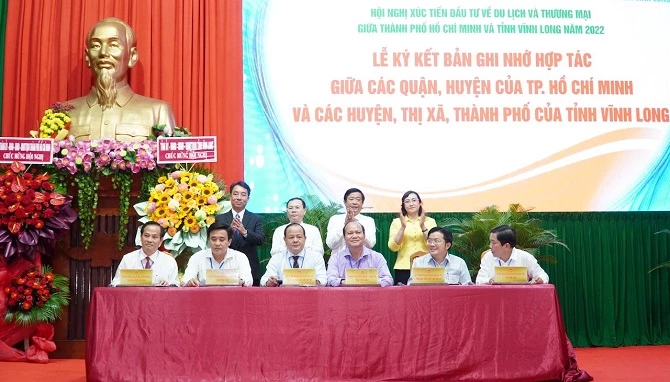 Ký kết hợp tác đầu tư giữa TP Hồ Chí Minh và tỉnh Vĩnh Long.