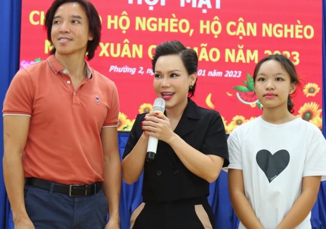 Vợ chồng Việt Hương xúc động tặng quà tết cho bà con nghèo