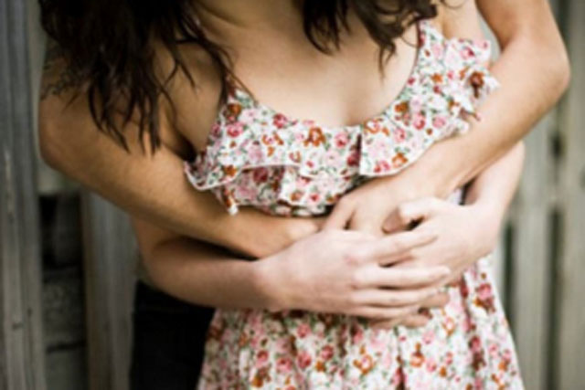 Vì sao khi hôn, đàn ông không thể để tay ''ở yên 1 chỗ'', đặc biệt lại thích chạm vào ngực phụ nữ?