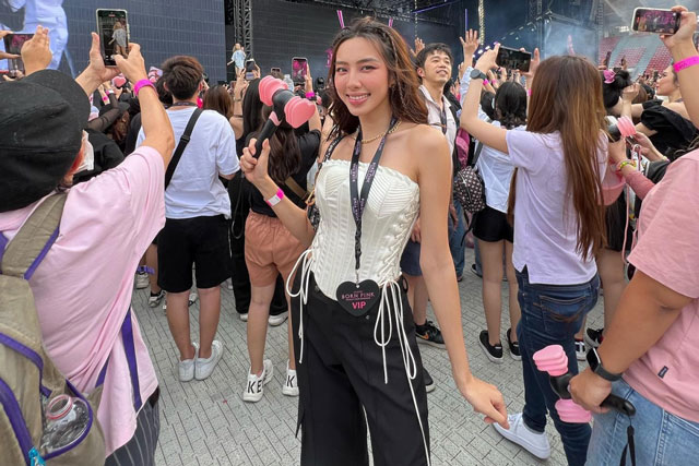 Hoa hậu Thùy Tiên khoe nhan sắc đỉnh cao khi sang Thái cổ vũ BLACKPINK