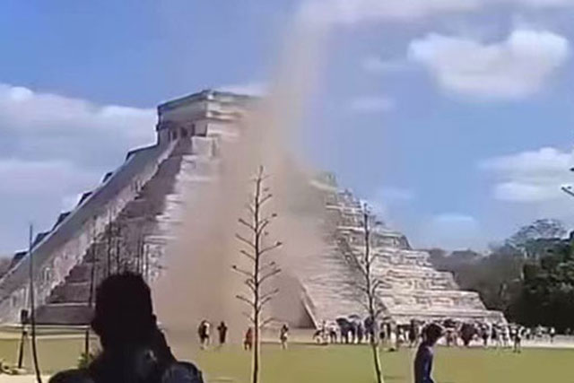 Lốc xoáy tại cửa kim tự tháp El Castillo, có phải thần linh nổi giận?