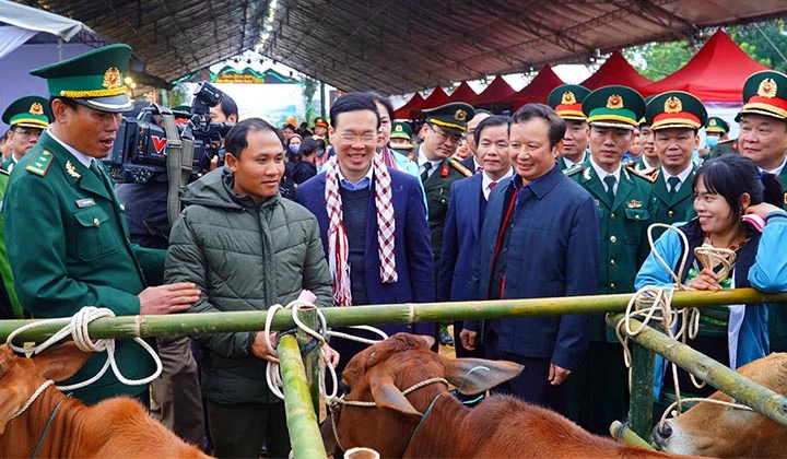 Đồng chí Võ Văn Thưởng tặng bò giống cho các hộ nghèo tại huyện A Lưới, tỉnh Thừa Thiên Huế
