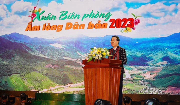 Thường trực Ban Bí thư Võ Văn Thưởng tặng quà hỗ trợ đồng bào nghèo trên biên giới A Lưới