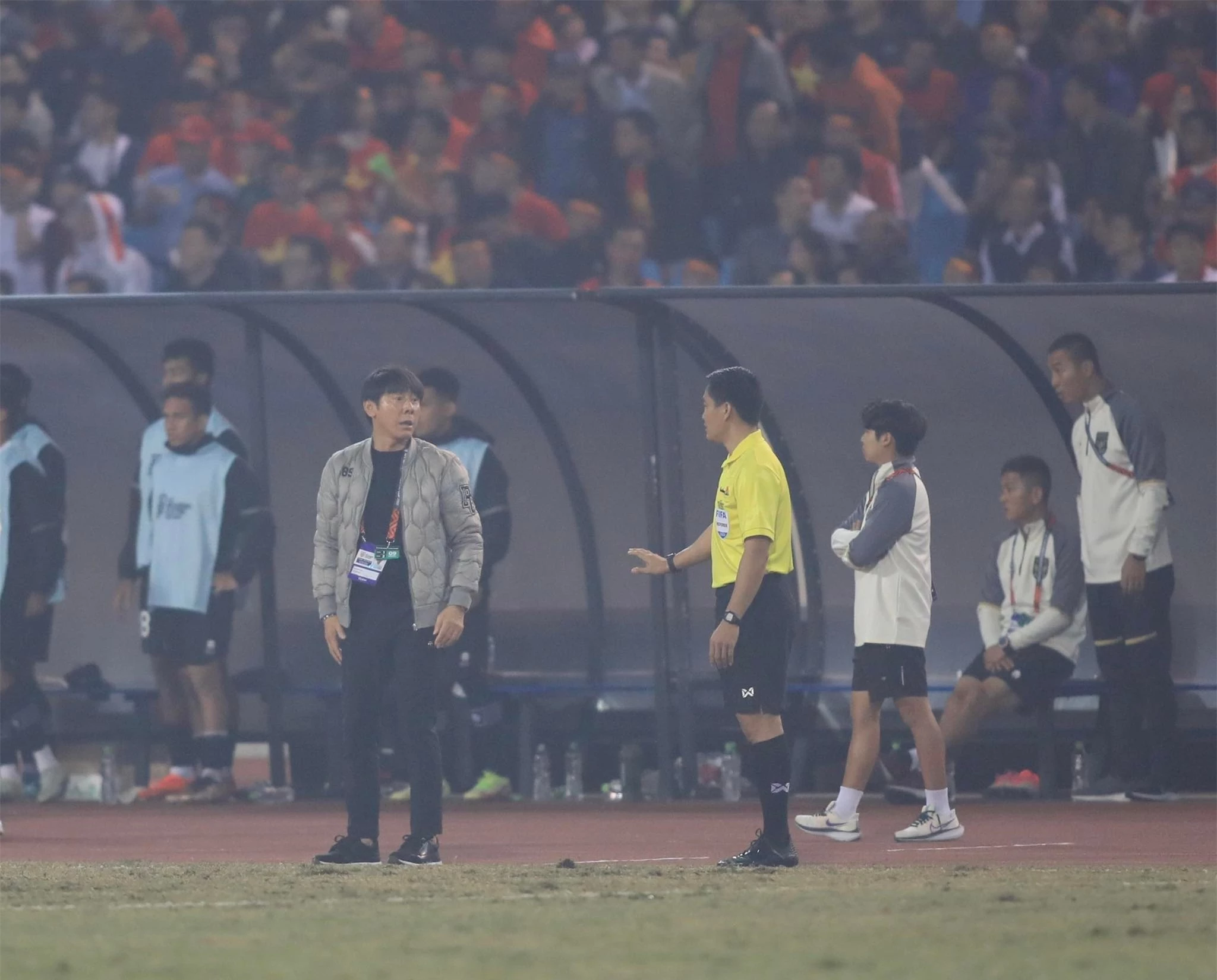 HLV Shin Tae Yong đổ lỗi trận thua Việt Nam do mặt sân - Ảnh: Minh Tuấn 