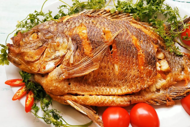 Bật mí 7 mẹo rán cá vàng giòn, không lo dính chảo