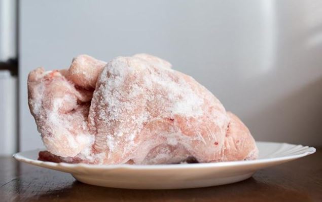 Rã đông thịt gà nhanh chóng, đúng cách và những lưu ý cần nhớ