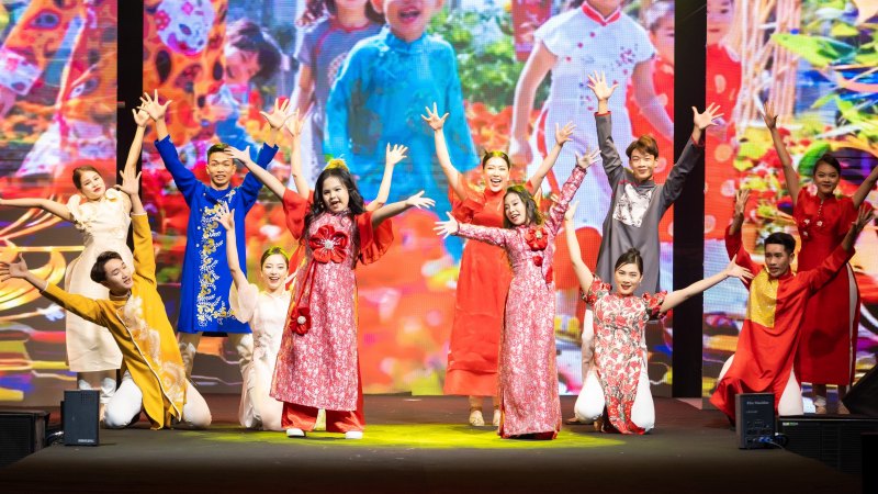 80 người mẫu trình diễn trong Xuân đất Tổ 