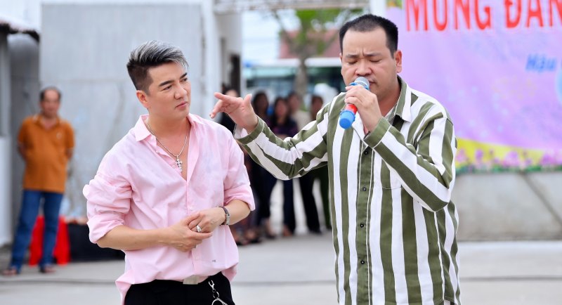 Đàm Vĩnh Hưng quẩy cực sung khi biểu diễn tại trại giam 