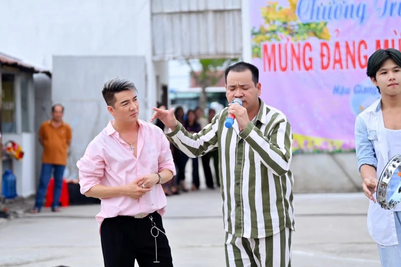 Mr Đàm tái ngộ phạm nhân cách đây 5 năm và cùng song ca “Xuân này con không về”