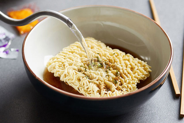 Nấu mì tôm đùng cho trực tiếp vào nồi: Làm thêm 1 bước để mì dai ngon lại giảm dầu mỡ gây hại