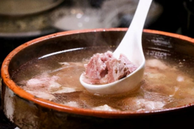 Cách hầm xương nhanh nhừ mà nước vẫn trong, ngọt, không hôi