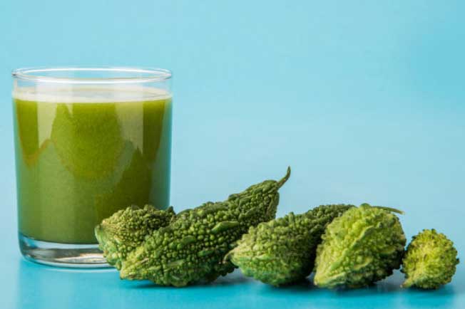 Mướp đắng ép lấy nước cốt rồi đông đá sau đó thoa lên da mặt, hiệu quả sẽ khiến nhiều chị em bất ngờ