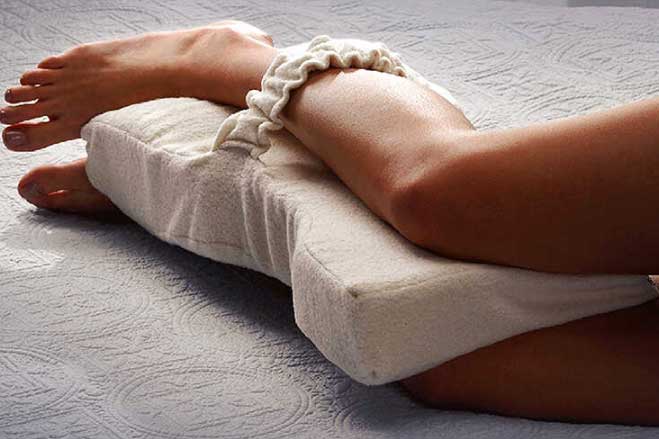 Kẹp một chiếc gối vào giữa hai chân khi ngủ, bạn sẽ bất ngờ với điều này